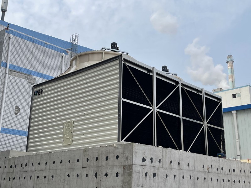 河南冷却塔厂家菱宇1000吨不锈钢框架横流式组合冷却塔安装完毕