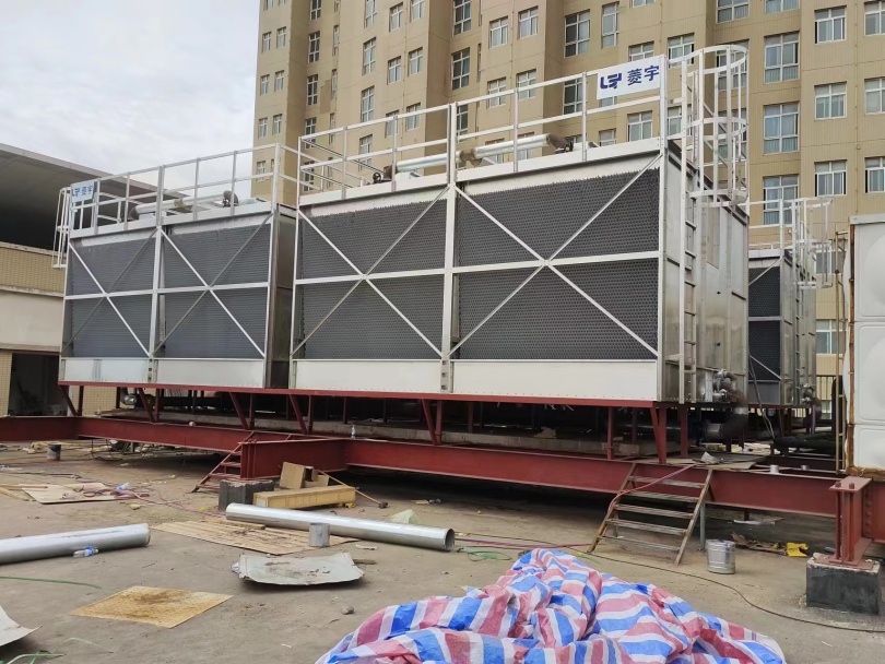 河南三门峡菱宇304不锈钢方形横流式钢板冷却塔组装完成，调试正常运行