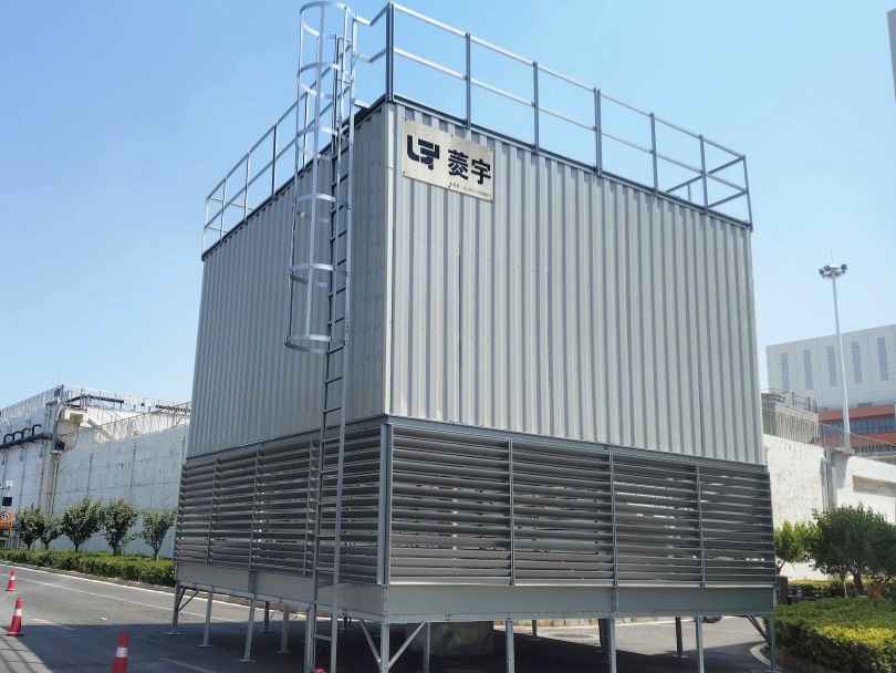 河南郑州菱宇方形逆流式工业冷却塔吊装到位,准备正式投入使用