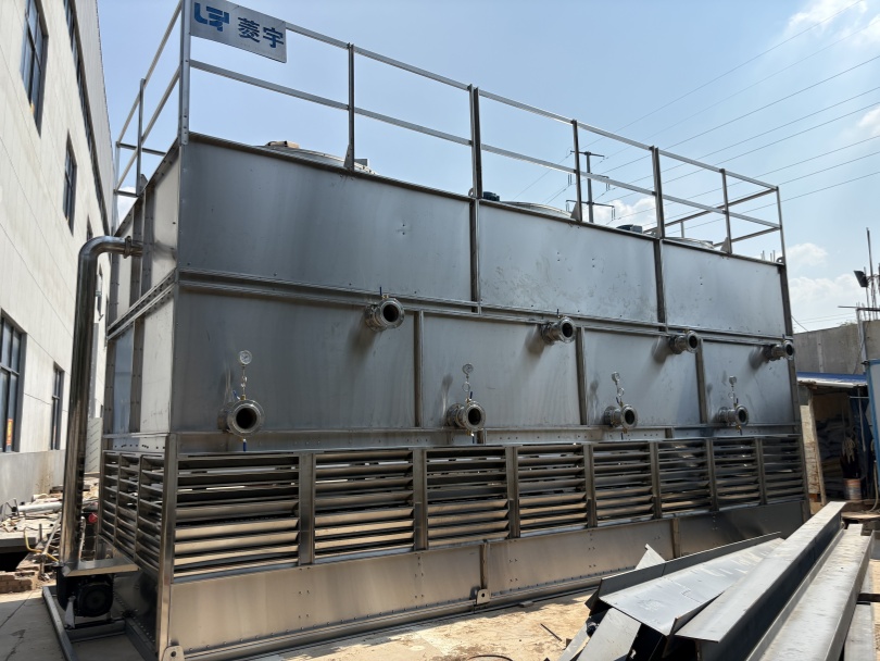 河南漯河菱宇全不锈钢方形逆流闭式冷却塔分体吊装，现场拼装完成